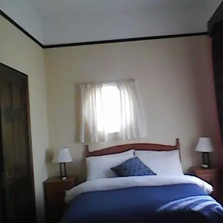Bed & Breakfast Buggle's Pub And Kilrush